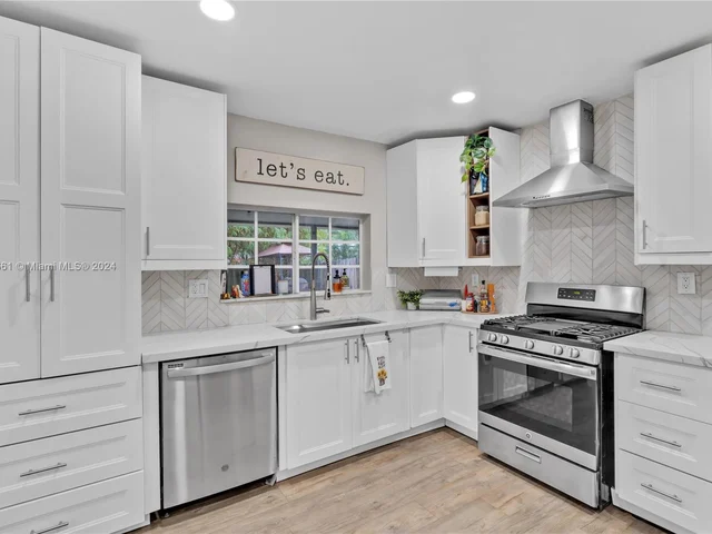 8590 NW 10th St, Pembroke Pines FL 33024