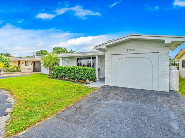 8590 NW 10th St, Pembroke Pines FL 33024