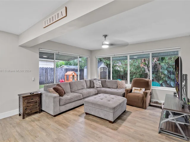 8590 NW 10th St, Pembroke Pines FL 33024