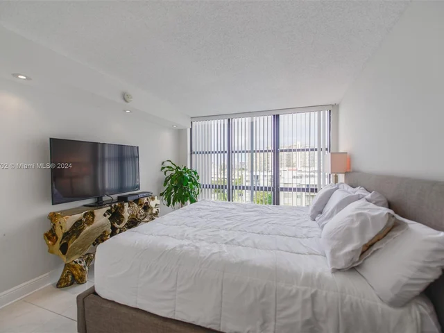 17021 N Bay Rd # 808, Sunny Isles Beach FL 33160