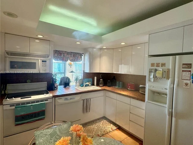 400 Leslie Dr # 1122, Hallandale Beach FL 33009