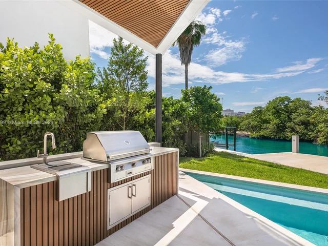 3172 N Bay Rd, Miami Beach FL 33140