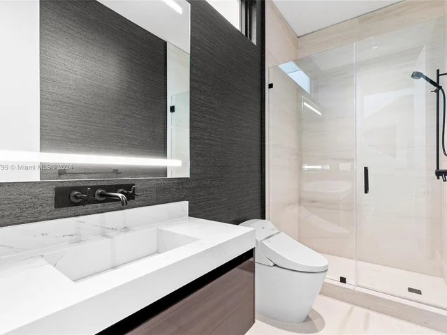 3172 N Bay Rd, Miami Beach FL 33140