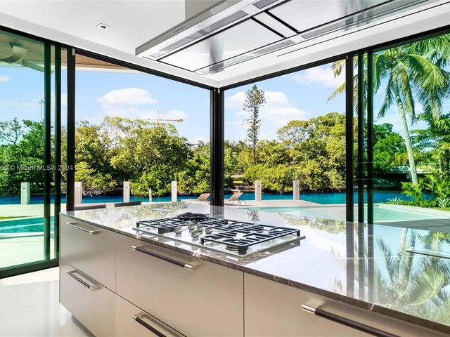 3172 N Bay Rd, Miami Beach FL 33140