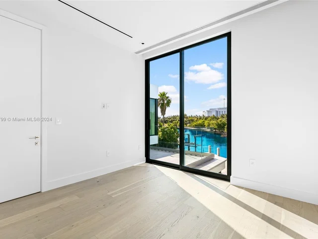 3172 N Bay Rd, Miami Beach FL 33140