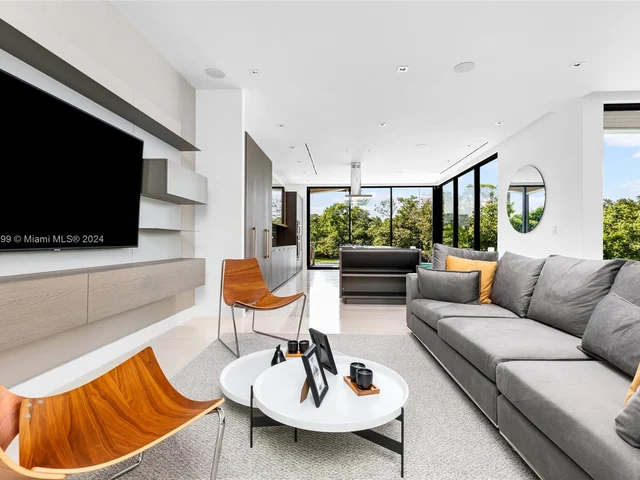 3172 N Bay Rd, Miami Beach FL 33140