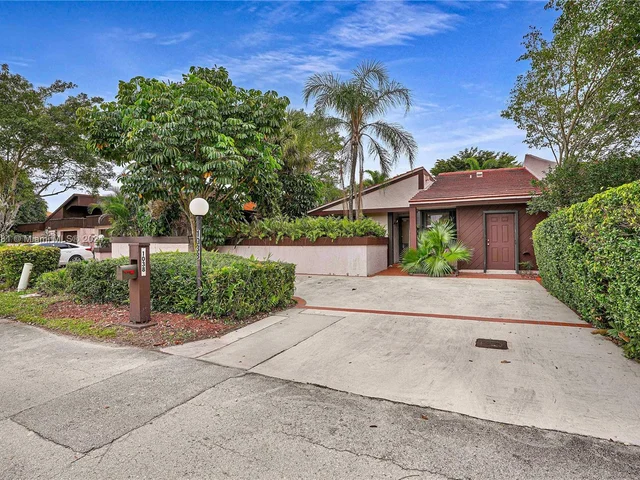 1038 NE 204th Ln # G, Miami FL 33179