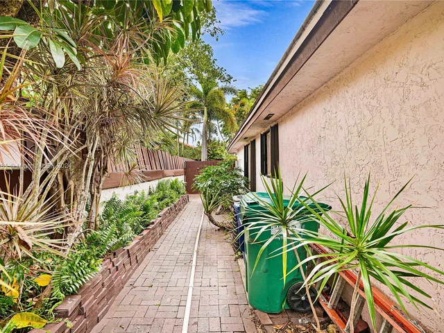 1038 NE 204th Ln # G, Miami FL 33179