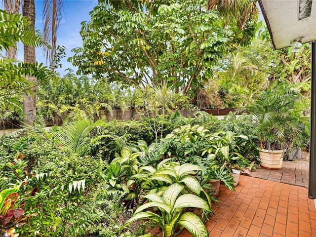 1038 NE 204th Ln # G, Miami FL 33179