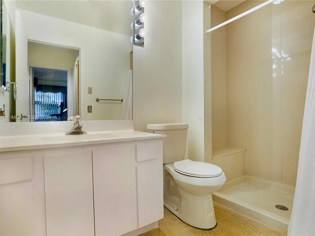 1038 NE 204th Ln # G, Miami FL 33179