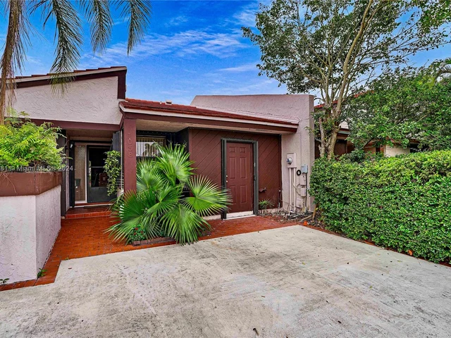 1038 NE 204th Ln # G, Miami FL 33179