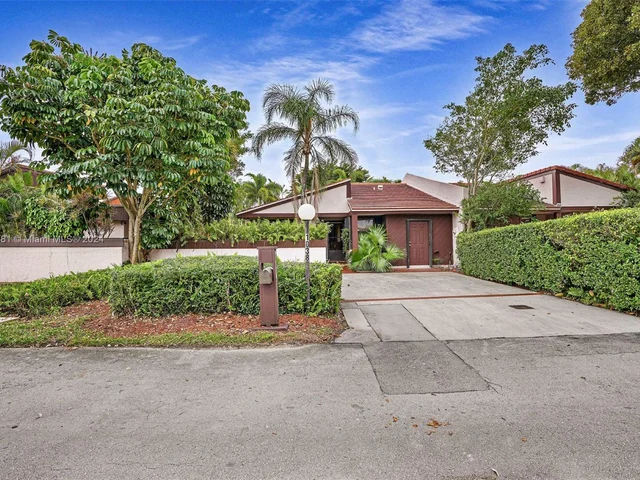 1038 NE 204th Ln # G, Miami FL 33179