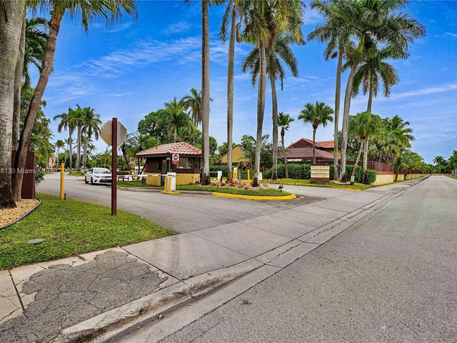 1038 NE 204th Ln # G, Miami FL 33179