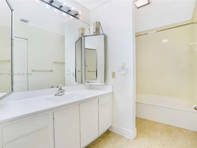 1038 NE 204th Ln # G, Miami FL 33179