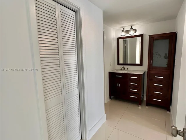 500 Bayview Dr # 630, Sunny Isles Beach FL 33160