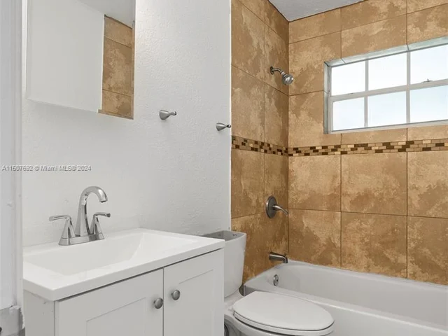 118 SW 25th Ave, Boynton Beach FL 33435