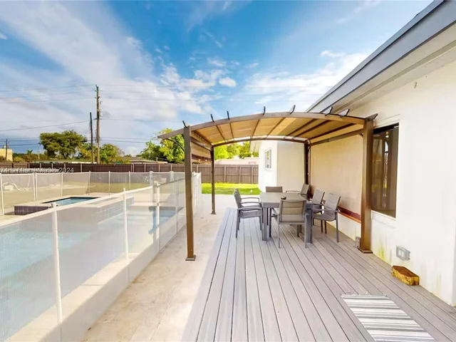 700 NW 9th Ct, Hallandale Beach FL 33009