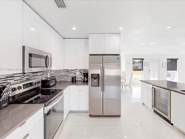 700 NW 9th Ct, Hallandale Beach FL 33009