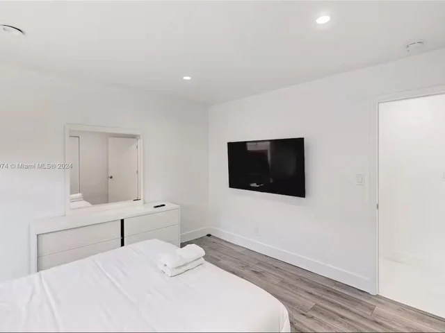 700 NW 9th Ct, Hallandale Beach FL 33009