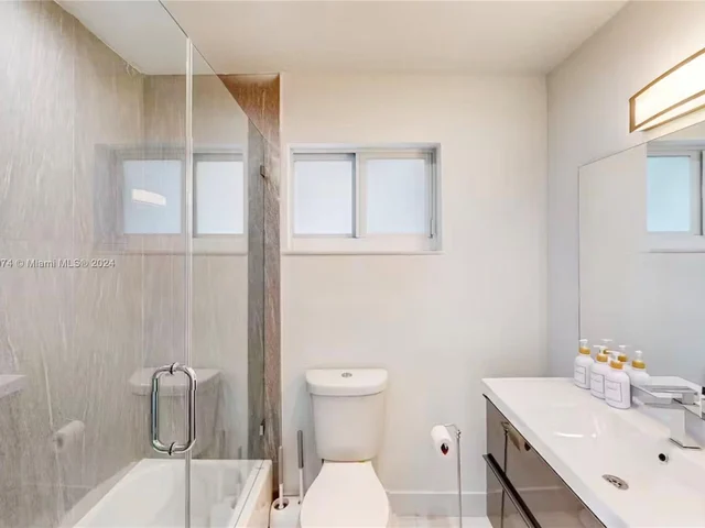 700 NW 9th Ct, Hallandale Beach FL 33009