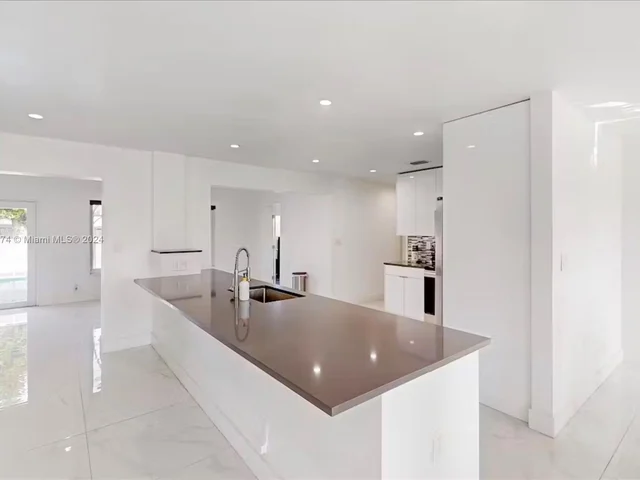 700 NW 9th Ct, Hallandale Beach FL 33009