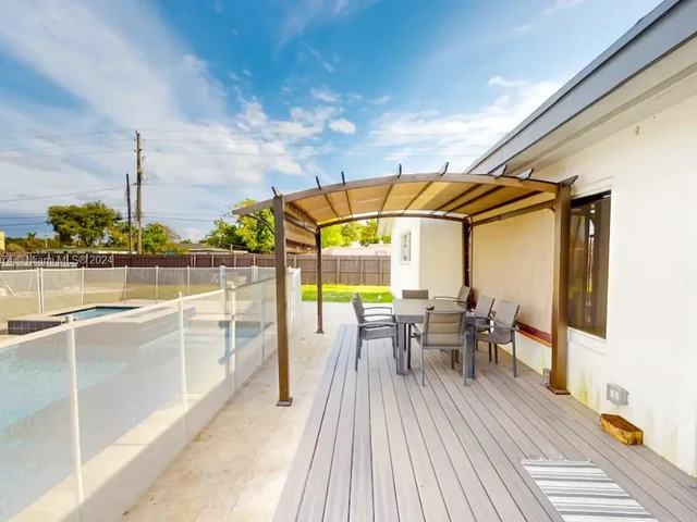 700 NW 9th Ct, Hallandale Beach FL 33009