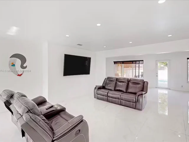 700 NW 9th Ct, Hallandale Beach FL 33009