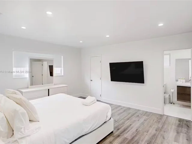 700 NW 9th Ct, Hallandale Beach FL 33009