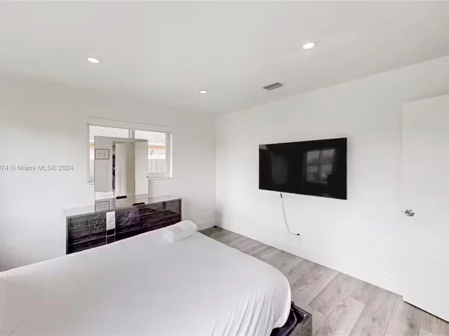 700 NW 9th Ct, Hallandale Beach FL 33009