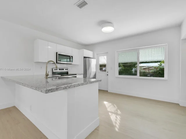 1980 NE 159th St, North Miami Beach FL 33162