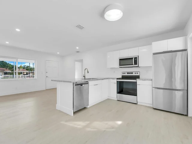 1980 NE 159th St, North Miami Beach FL 33162