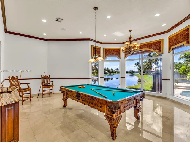 2560 Mayfair Ln, Weston FL 33327