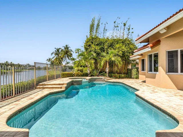 2560 Mayfair Ln, Weston FL 33327