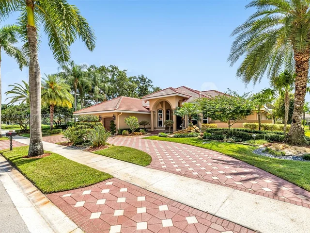 2560 Mayfair Ln, Weston FL 33327