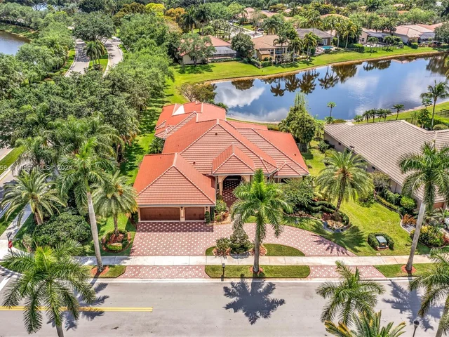 2560 Mayfair Ln, Weston FL 33327