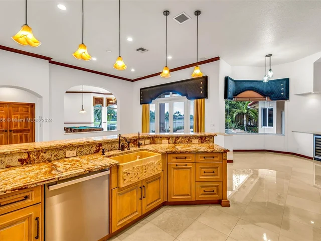 2560 Mayfair Ln, Weston FL 33327