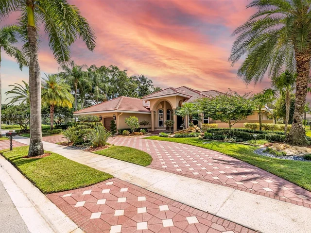 2560 Mayfair Ln, Weston FL 33327