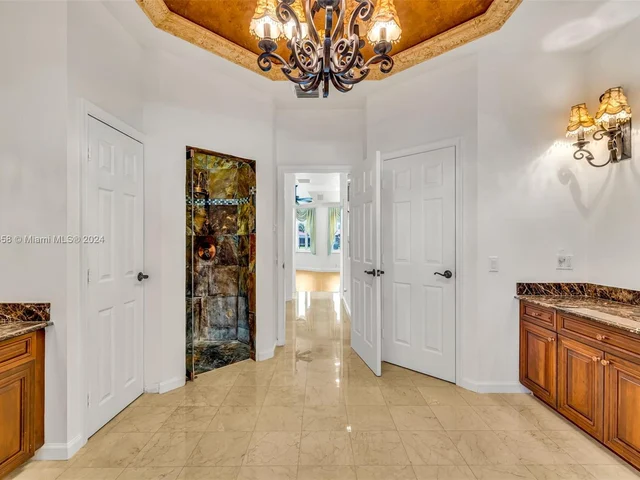 2560 Mayfair Ln, Weston FL 33327