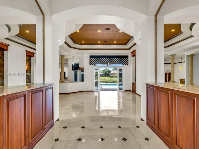 2560 Mayfair Ln, Weston FL 33327