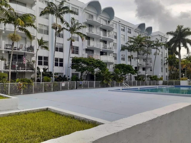486 NW 165th Street Rd # 103, Miami FL 33169