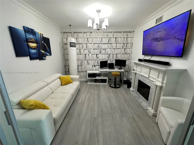 3330 NE 190th St # 912, Aventura FL 33180