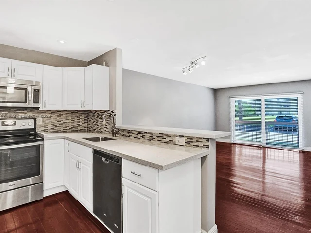 7840 Camino Real # 111, Miami FL 33143