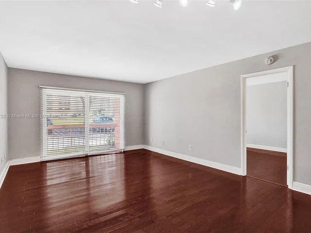 7840 Camino Real # 111, Miami FL 33143