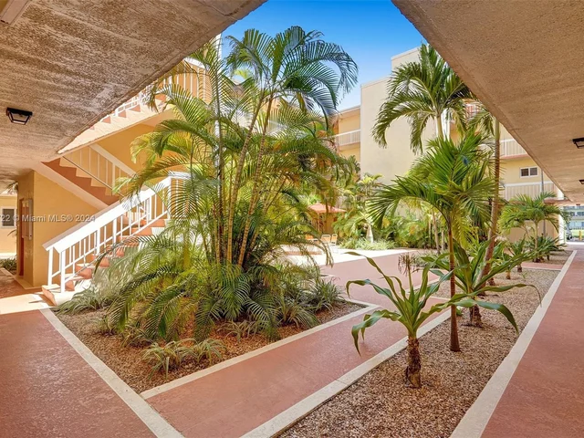 7840 Camino Real # 111, Miami FL 33143