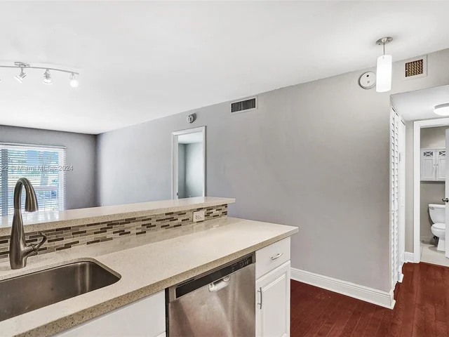 7840 Camino Real # 111, Miami FL 33143