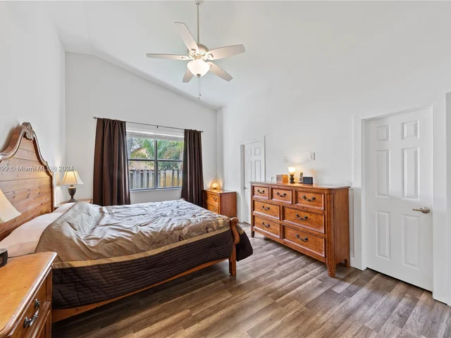 1509 SW 105th Ave, Pembroke Pines FL 33025