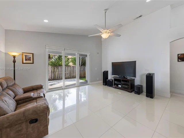 1509 SW 105th Ave, Pembroke Pines FL 33025