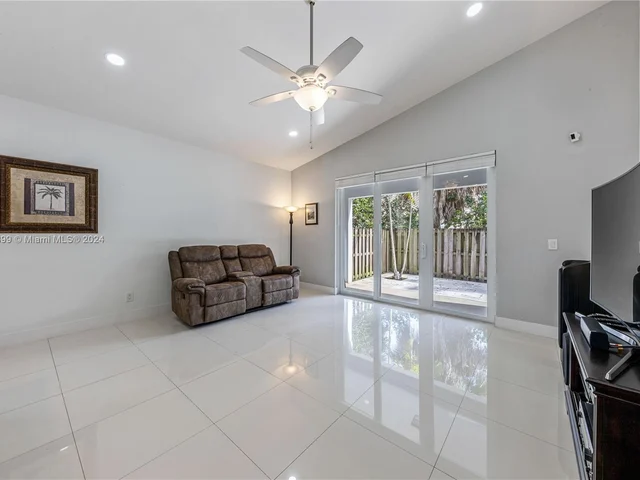 1509 SW 105th Ave, Pembroke Pines FL 33025