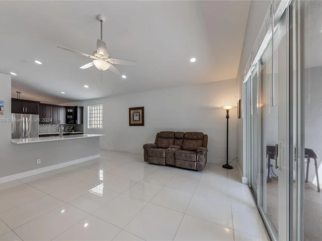 1509 SW 105th Ave, Pembroke Pines FL 33025