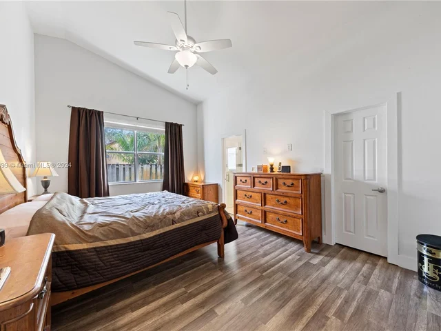 1509 SW 105th Ave, Pembroke Pines FL 33025